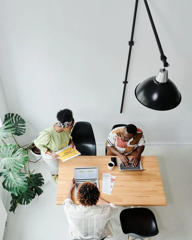 Collègues réunis au travail dans un bureau