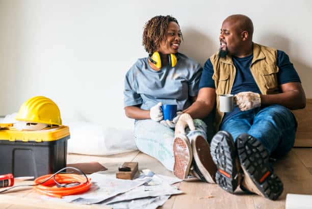 Couple d'acheteurs en pause pendant les travaux de rénovation d'une maison classée DPE E, F ou G