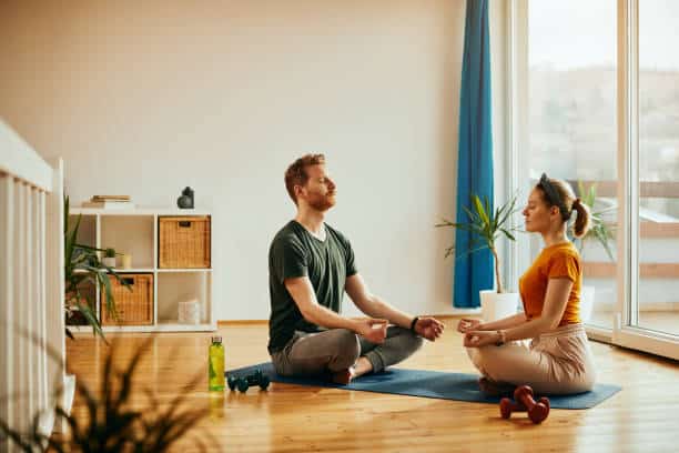Couple serein dans un logement bien classé au DPE après un achat immobilier à Longpont-sur-Orge